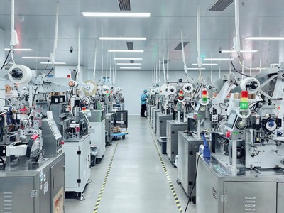 ¿Cómo se aplican las etiquetas a los materiales en rollo?